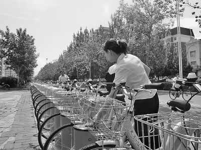 市民刷卡取車(chē)。本報記者